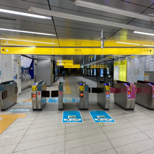 六本木一丁目駅西改札へ